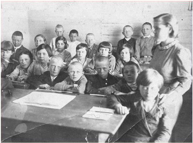 В 1943 году после освобождения села от немецко-фашистских захватчиков возобновляет работу школа.